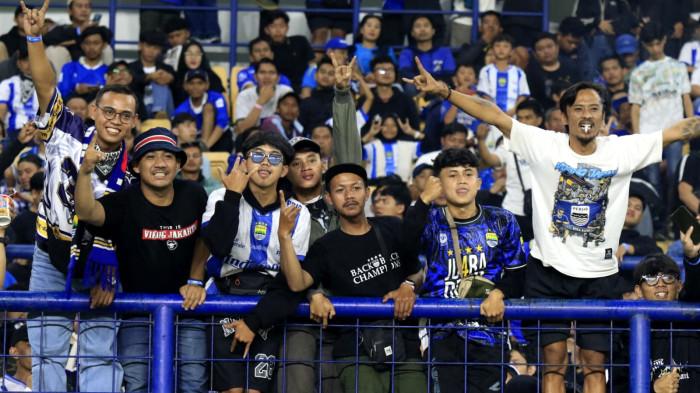 Bobotoh memberikan dukungan kepada pemain Persib saat laga melawan Dewa United pada lanjutan Super League 2025/2026 di Stadion Gelora Bandung Lautan Api (GBLA), Kota Bandung, Jawa Barat, Jumat (21/11/2025).