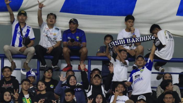 Bobotoh memberikan dukungan kepada pemain Persib saat laga melawan Dewa United pada lanjutan Super League 2025/2026 di Stadion Gelora Bandung Lautan Api (GBLA), Kota Bandung, Jawa Barat, Jumat (21/11/2025).