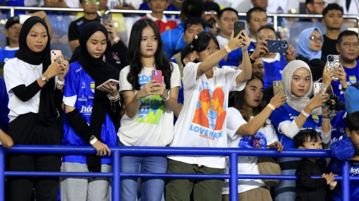 Bobotoh memberikan dukungan kepada pemain Persib saat laga melawan Dewa United pada lanjutan Super League 2025/2026 di Stadion Gelora Bandung Lautan Api (GBLA), Kota Bandung, Jawa Barat, Jumat (21/11/2025).
