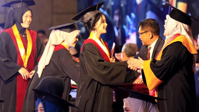 Sejumlah wisudawan mengikuti prosesi wisuda dalam Sidang Terbuka Senat Universitas Sangga Buana (USB) YPKP pada Wisuda XXII Gelombang 2 Tahun Akademik 2025-2026, di Hotel Harris, Kota Bandung, Jawa Barat, Senin (24/11/2025).