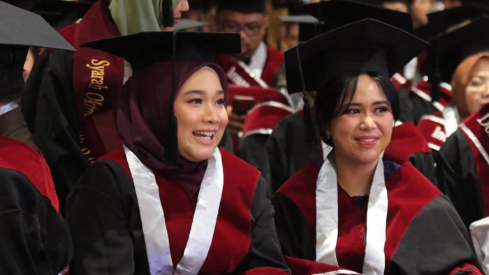 Sejumlah wisudawan mengikuti prosesi wisuda dalam Sidang Terbuka Senat Universitas Sangga Buana (USB) YPKP pada Wisuda XXII Gelombang 2 Tahun Akademik 2025-2026, di Hotel Harris, Kota Bandung, Jawa Barat, Senin (24/11/2025).