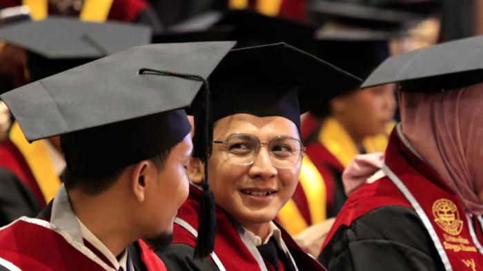 Sejumlah wisudawan mengikuti prosesi wisuda dalam Sidang Terbuka Senat Universitas Sangga Buana (USB) YPKP pada Wisuda XXII Gelombang 2 Tahun Akademik 2025-2026, di Hotel Harris, Kota Bandung, Jawa Barat, Senin (24/11/2025).