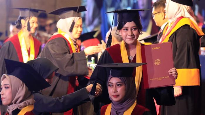 Sejumlah wisudawan mengikuti prosesi wisuda dalam Sidang Terbuka Senat Universitas Sangga Buana (USB) YPKP pada Wisuda XXII Gelombang 2 Tahun Akademik 2025-2026, di Hotel Harris, Kota Bandung, Jawa Barat, Senin (24/11/2025).