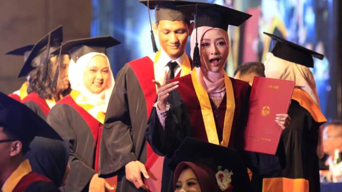 Sejumlah wisudawan mengikuti prosesi wisuda dalam Sidang Terbuka Senat Universitas Sangga Buana (USB) YPKP pada Wisuda XXII Gelombang 2 Tahun Akademik 2025-2026, di Hotel Harris, Kota Bandung, Jawa Barat, Senin (24/11/2025).