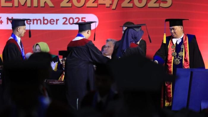 Sejumlah wisudawan mengikuti prosesi wisuda dalam Sidang Terbuka Senat Universitas Sangga Buana (USB) YPKP pada Wisuda XXII Gelombang 2 Tahun Akademik 2025-2026, di Hotel Harris, Kota Bandung, Jawa Barat, Senin (24/11/2025).