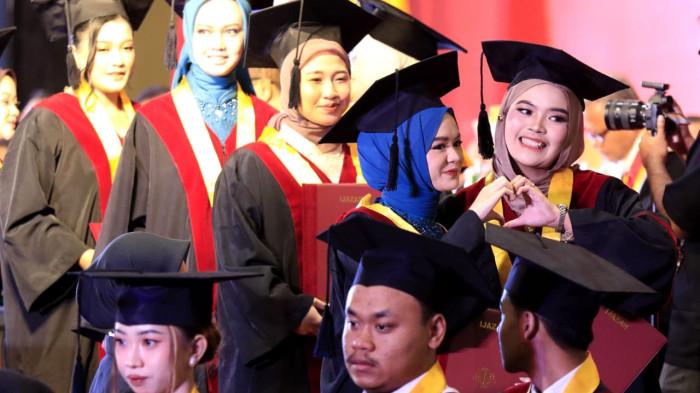 Sejumlah wisudawan mengikuti prosesi wisuda dalam Sidang Terbuka Senat Universitas Sangga Buana (USB) YPKP pada Wisuda XXII Gelombang 2 Tahun Akademik 2025-2026, di Hotel Harris, Kota Bandung, Jawa Barat, Senin (24/11/2025).