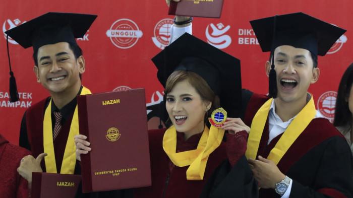 Tiga selebritas,  Chika Jessica, Kiki Farrel, dan Dwi Andhika berfoto bersama setelah selesai mengikuti prosesi wisuda dalam Sidang Terbuka Senat Universitas Sangga Buana (USB) YPKP pada Wisuda XXII Gelombang 2 Tahun Akademik 2025-2026, di Hotel Harris, Kota Bandung, Jawa Barat, Senin (24/11/2025).