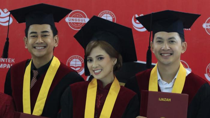 Tiga selebritas,  Chika Jessica, Kiki Farrel, dan Dwi Andhika berfoto bersama setelah selesai mengikuti prosesi wisuda dalam Sidang Terbuka Senat Universitas Sangga Buana (USB) YPKP pada Wisuda XXII Gelombang 2 Tahun Akademik 2025-2026, di Hotel Harris, Kota Bandung, Jawa Barat, Senin (24/11/2025).