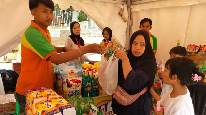 Warga berbelanja kebutuhan rumah tangga pada gelaran Bazzar Murah Utama (Bazmut) di Taman Tematik, Kecamatan Andir, Kota Bandung, Jawa Barat, Selasa (25/11/2025).