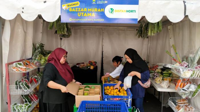 Warga berbelanja kebutuhan rumah tangga pada gelaran Bazzar Murah Utama (Bazmut) di Taman Tematik, Kecamatan Andir, Kota Bandung, Jawa Barat, Selasa (25/11/2025).