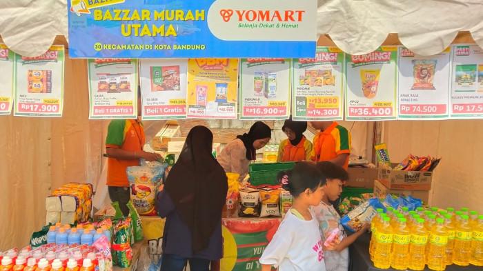 Warga berbelanja kebutuhan rumah tangga pada gelaran Bazzar Murah Utama (Bazmut) di Taman Tematik, Kecamatan Andir, Kota Bandung, Jawa Barat, Selasa (25/11/2025).