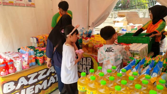 Warga berbelanja kebutuhan rumah tangga pada gelaran Bazzar Murah Utama (Bazmut) di Taman Tematik, Kecamatan Andir, Kota Bandung, Jawa Barat, Selasa (25/11/2025).