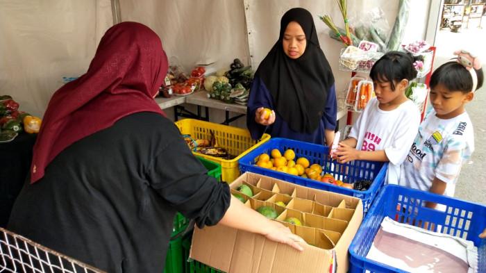 Warga berbelanja kebutuhan rumah tangga pada gelaran Bazzar Murah Utama (Bazmut) di Taman Tematik, Kecamatan Andir, Kota Bandung, Jawa Barat, Selasa (25/11/2025).