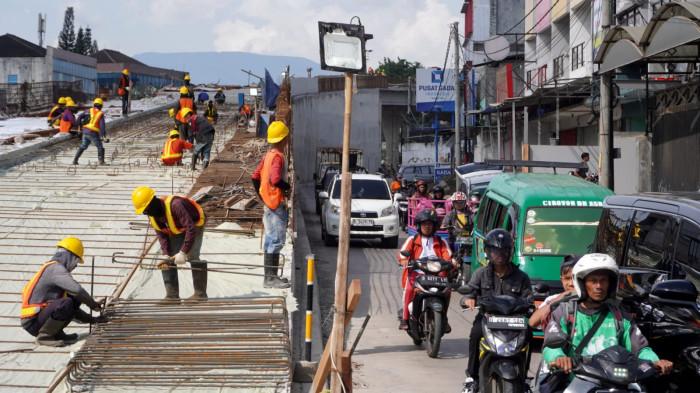 Sejumlah pekerja memasang besi beton untuk pengecoran badan jalan pada proyek pembangunan Flyover Nurtanio di Jalan Abdurahman Saleh - Garuda, Kota Bandung, Jawa Barat, Selasa (25/11/2025).