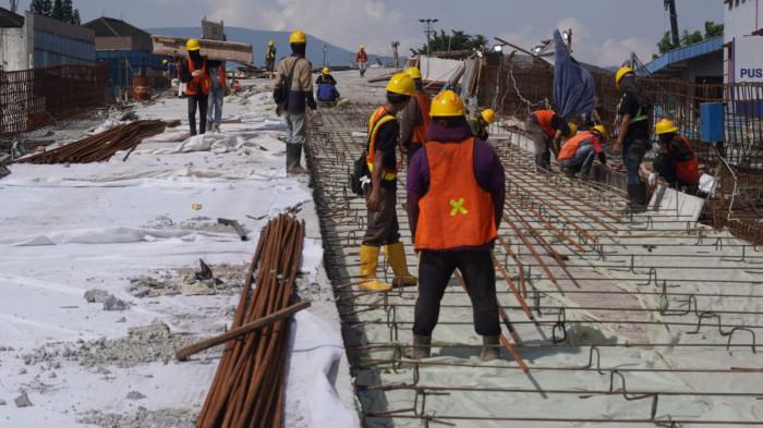 Sejumlah pekerja memasang besi beton untuk pengecoran badan jalan pada proyek pembangunan Flyover Nurtanio di Jalan Abdurahman Saleh - Garuda, Kota Bandung, Jawa Barat, Selasa (25/11/2025).