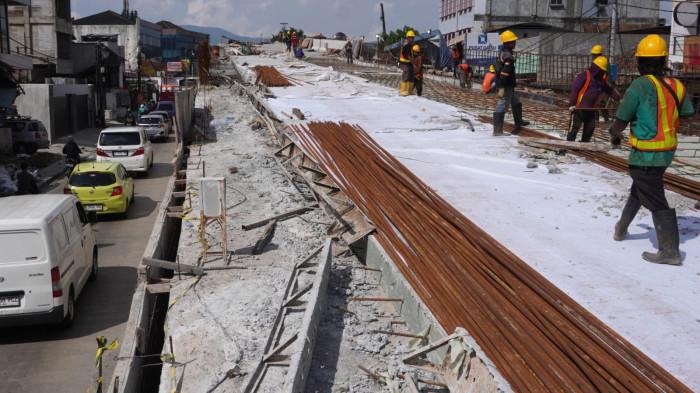 Sejumlah pekerja memasang besi beton untuk pengecoran badan jalan pada proyek pembangunan Flyover Nurtanio di Jalan Abdurahman Saleh - Garuda, Kota Bandung, Jawa Barat, Selasa (25/11/2025).