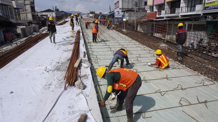 Sejumlah pekerja memasang besi beton untuk pengecoran badan jalan pada proyek pembangunan Flyover Nurtanio di Jalan Abdurahman Saleh - Garuda, Kota Bandung, Jawa Barat, Selasa (25/11/2025).