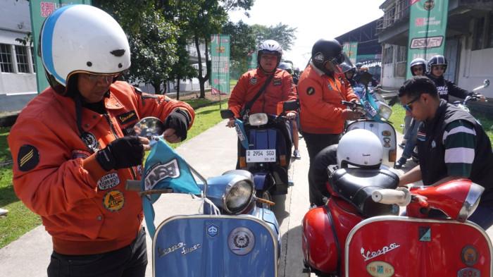 Puluhan komunitas skuter mengikuti fun riding dalam rangka memeriahkan Bandung Scoot Nation (BSN) 2025 dengan mengambil start lokasi acara, Laswi Heritage, Jalan Sukabumi, Kota Bandung, Sabtu (29/11/2024).