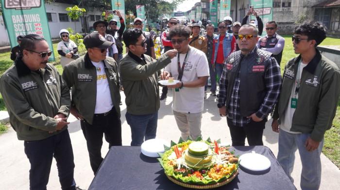 Puluhan komunitas skuter melakukan potong tumpeng sebelum memulai fun riding dalam rangka memeriahkan Bandung Scoot Nation (BSN) 2025 dengan mengambil start lokasi acara, Laswi Heritage, Jalan Sukabumi, Kota Bandung, Sabtu (29/11/2024).