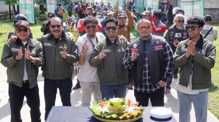 Puluhan komunitas skuter berfoto bersama sebelum memulai fun riding dalam rangka memeriahkan Bandung Scoot Nation (BSN) 2025 dengan mengambil start lokasi acara, Laswi Heritage, Jalan Sukabumi, Kota Bandung, Sabtu (29/11/2024).