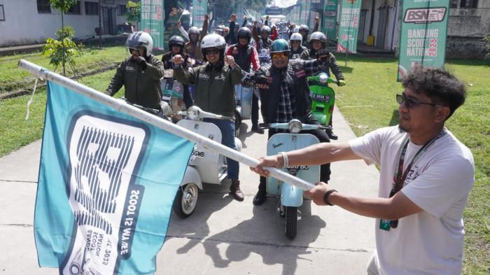 Puluhan komunitas skuter mengikuti fun riding dalam rangka memeriahkan Bandung Scoot Nation (BSN) 2025 dengan mengambil start lokasi acara, Laswi Heritage, Jalan Sukabumi, Kota Bandung, Sabtu (29/11/2024).