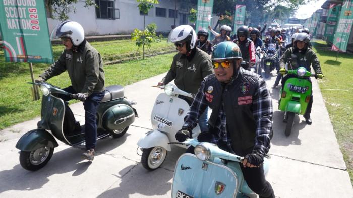 Puluhan komunitas skuter mengikuti fun riding dalam rangka memeriahkan Bandung Scoot Nation (BSN) 2025 dengan mengambil start lokasi acara, Laswi Heritage, Jalan Sukabumi, Kota Bandung, Sabtu (29/11/2024).