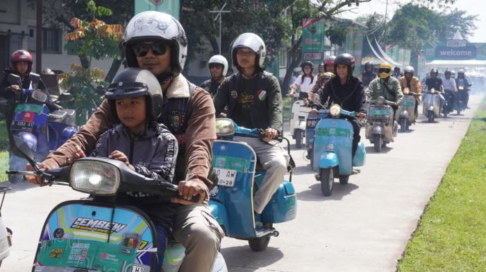 Puluhan komunitas skuter mengikuti fun riding dalam rangka memeriahkan Bandung Scoot Nation (BSN) 2025 dengan mengambil start lokasi acara, Laswi Heritage, Jalan Sukabumi, Kota Bandung, Sabtu (29/11/2024).