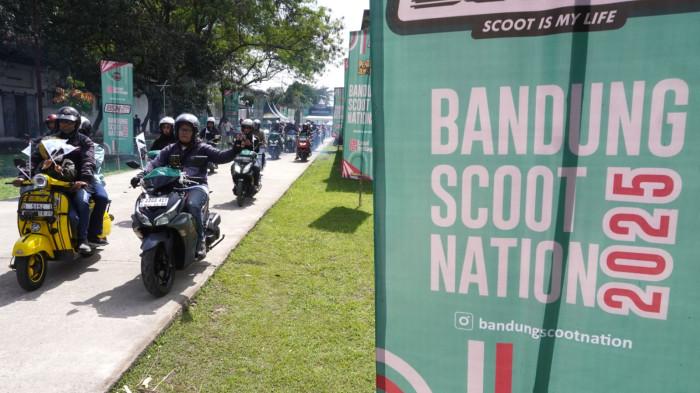 Puluhan komunitas skuter mengikuti fun riding dalam rangka memeriahkan Bandung Scoot Nation (BSN) 2025 dengan mengambil start lokasi acara, Laswi Heritage, Jalan Sukabumi, Kota Bandung, Sabtu (29/11/2024).