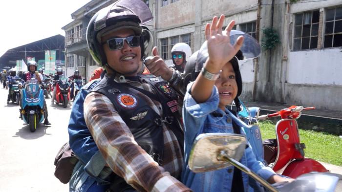 Puluhan komunitas skuter mengikuti fun riding dalam rangka memeriahkan Bandung Scoot Nation (BSN) 2025 dengan mengambil start lokasi acara, Laswi Heritage, Jalan Sukabumi, Kota Bandung, Sabtu (29/11/2024).