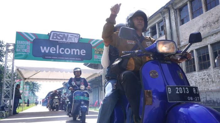 Puluhan komunitas skuter mengikuti fun riding dalam rangka memeriahkan Bandung Scoot Nation (BSN) 2025 dengan mengambil start lokasi acara, Laswi Heritage, Jalan Sukabumi, Kota Bandung, Sabtu (29/11/2024).