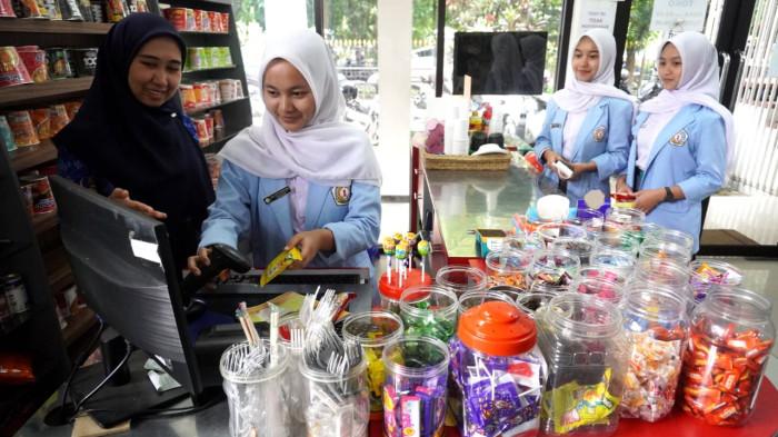 Sejumlah pelajar melakukan praktik di Laboratorium Pengelolaan Bisnis Ritel saat Menteri Koordinator Pemberdayaan Masyarakat (Menko PM), Muhaimin Iskandar, melakukan kunjungan kerja dalam rangka Sosialisasi Program SMK Go Global, di SMKN 1 Bandung, Jalan Wastukencana, Kota Bandung, Jawa Barat, Senin (1/12/2025).