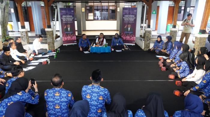 Menteri Koordinator Pemberdayaan Masyarakat (Menko PM), Muhaimin Iskandar didampingi Wakil Gubernur Jawa Barat, Erwan Setiawan dan Kepala Sekolah SMKN 1 Bandung, Lilis Yuyun, menyampaikan paparan di depan para guru saat kunjungan kerja dalam rangka Sosialisasi Program SMK Go Global, di SMKN 1 Bandung, Jalan Wastukencana, Kota Bandung, Jawa Barat, Senin (1/12/2025).