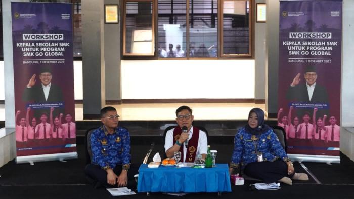Menteri Koordinator Pemberdayaan Masyarakat (Menko PM), Muhaimin Iskandar didampingi Wakil Gubernur Jawa Barat, Erwan Setiawan dan Kepala Sekolah SMKN 1 Bandung, Lilis Yuyun, menyampaikan paparan di depan para guru saat kunjungan kerja dalam rangka Sosialisasi Program SMK Go Global, di SMKN 1 Bandung, Jalan Wastukencana, Kota Bandung, Jawa Barat, Senin (1/12/2025).