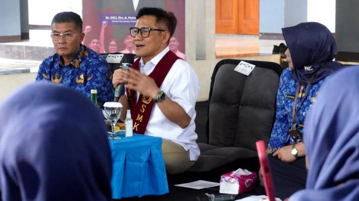 Menteri Koordinator Pemberdayaan Masyarakat (Menko PM), Muhaimin Iskandar didampingi Wakil Gubernur Jawa Barat, Erwan Setiawan dan Kepala Sekolah SMKN 1 Bandung, Lilis Yuyun, menyampaikan paparan di depan para guru saat kunjungan kerja dalam rangka Sosialisasi Program SMK Go Global, di SMKN 1 Bandung, Jalan Wastukencana, Kota Bandung, Jawa Barat, Senin (1/12/2025).