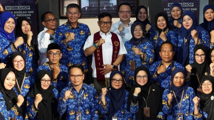Menteri Koordinator Pemberdayaan Masyarakat (Menko PM), Muhaimin Iskandar, bersama Wakil Gubernur Jawa Barat, Erwan Setiawan dan Kepala Sekolah SMKN 1 Bandung, Lilis Yuyun, berfoto bersama para guru seusai menyampaikan paparan saat kunjungan kerja dalam rangka Sosialisasi Program SMK Go Global, di SMKN 1 Bandung, Jalan Wastukencana, Kota Bandung, Jawa Barat, Senin (1/12/2025).
