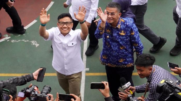 Menteri Koordinator Pemberdayaan Masyarakat (Menko PM), Muhaimin Iskandar, didampingi Wakil Gubernur Jawa Barat, Erwan Setiawan menyapa para pelajar saat kunjungan kerja dalam rangka Sosialisasi Program SMK Go Global, di SMKN 1 Bandung, Jalan Wastukencana, Kota Bandung, Jawa Barat, Senin (1/12/2025).