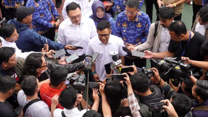 Menteri Koordinator Pemberdayaan Masyarakat (Menko PM), Muhaimin Iskandar, didampingi Wakil Gubernur Jawa Barat, Erwan Setiawan dan Kepala Sekolah SMKN 1 Bandung, Lilis Yuyun, memberikan keterangan kepada awak media saat kunjungan kerja dalam rangka Sosialisasi Program SMK Go Global, di SMKN 1 Bandung, Jalan Wastukencana, Kota Bandung, Jawa Barat, Senin (1/12/2025).