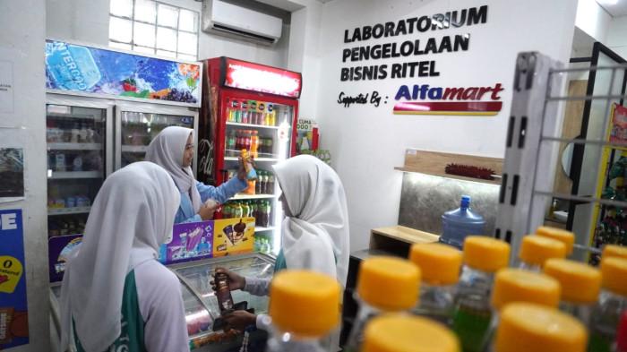 Menteri Koordinator Pemberdayaan Masyarakat (Menko PM), Muhaimin Iskandar, melambaikan tangan dan tersenyum saat diminta berswafoto oleh salah seorang pelajar saat kunjungan kerja dalam rangka Sosialisasi Program SMK Go Global, di SMKN 1 Bandung, Jalan Wastukencana, Kota Bandung, Jawa Barat, Senin (1/12/2025).