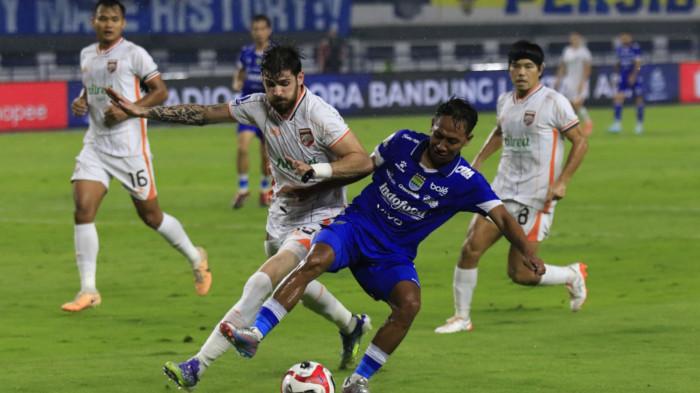 Pemain Persib, Beckham Putra berebut bola dengan pemain Borneo FC pada lanjutan Super League 2025/2026 di Stadion Gelora Bandung Lautan Api (GBLA), Kota Bandung, Jawa Barat, Jumat (5/12/2025).