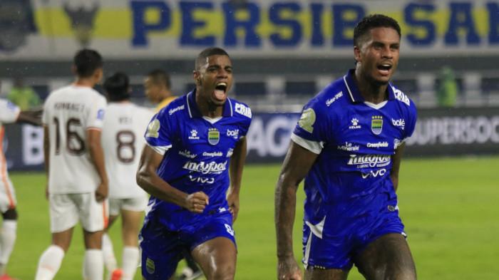Pemain Persib, Ramon Tanque melakukan selebrasi setelah mencetak gol ke gawang Borneo FC pada lanjutan Super League 2025/2026 di Stadion Gelora Bandung Lautan Api (GBLA), Kota Bandung, Jawa Barat, Jumat (5/12/2025).