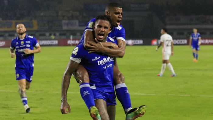 Pemain Persib, Ramon Tanque melakukan selebrasi setelah mencetak gol ke gawang Borneo FC pada lanjutan Super League 2025/2026 di Stadion Gelora Bandung Lautan Api (GBLA), Kota Bandung, Jawa Barat, Jumat (5/12/2025).