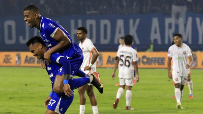 Pemain Persib, Saddil Ramdani melakukan selebrasi disambut rekannya setelah mencetak gol ke gawang Borneo FC pada lanjutan Super League 2025/2026 di Stadion Gelora Bandung Lautan Api (GBLA), Kota Bandung, Jawa Barat, Jumat (5/12/2025).