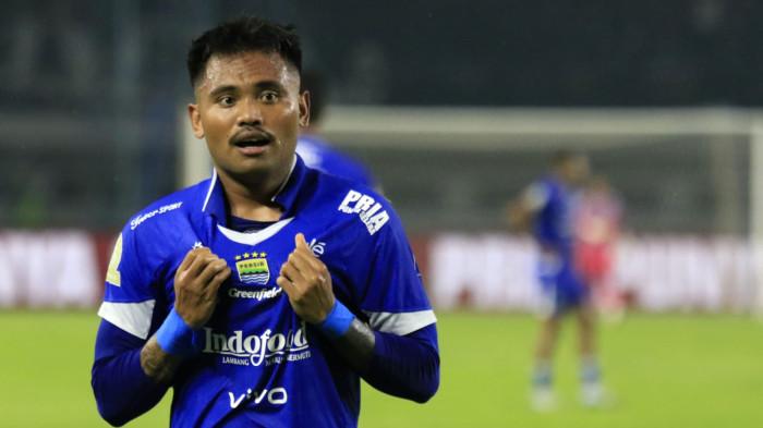 Pemain Persib, Saddil Ramdani melakukan selebrasi setelah mencetak gol ke gawang Borneo FC pada lanjutan Super League 2025/2026 di Stadion Gelora Bandung Lautan Api (GBLA), Kota Bandung, Jawa Barat, Jumat (5/12/2025).