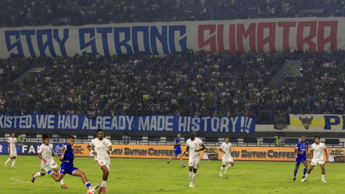 Bobotoh di tribun timur membentangkan spanduk berukuran raksasa dengan tulisan 