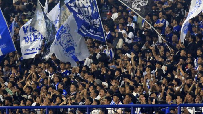 Bobotoh menyambut kemenangan Persib atas Bangkok United 1-0 pada laga terakhir babak penyisihan Grup G AFC Champions League Two (ACL 2) 2025-2026, di Stadion Gelora Bandung Lautan Api (GBLA), Kota Bandung, Jawa Barat, Rabu (10/12/2025).
