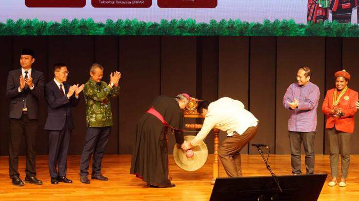 Ketua Umum Panitia Natal Nasional 2025, Maruarar Sirait membuka rangkaian Seminar Natal Nasional 2025 di Universitas Katolik Parahyangan (Unpar), Jalan Ciumbuleuit, Kota Bandung, Jawa Barat, Rabu (10/12/2025).