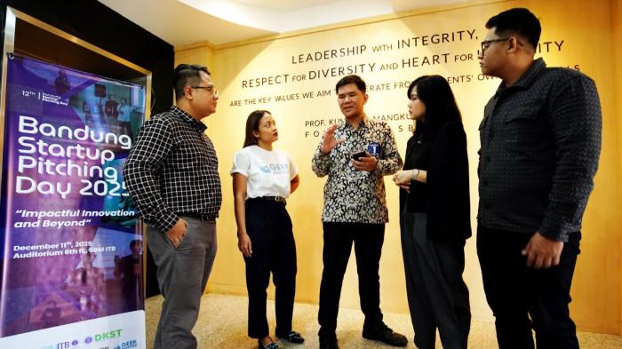 Perwakilan startup (tengah) menjelaskan inovasi produknya kepada Deputi Direktur Bidang Inkubasi dan Akselerasi Bisnis Direktorat Kawasan Sains dan Teknologi (DKST) ITB Fathiro Hutama Reksa Putra (kiri), Founder & CEO Geekhunter Ken Ratri Iswari (kedua kiri), Director of The Greater Hub Sekolah Bisnis Manajemen (SBM) ITB Dina Dellyana (kedua kanan), dan Program Manager at NUS Enterprise Alif Bahsyar pada gelaran Bandung Startup Pitching Day (BSPD) 2025 di Gedung Freeport SBM ITB, Kota Bandung, Jawa Barat, Kamis (11/12/2025).