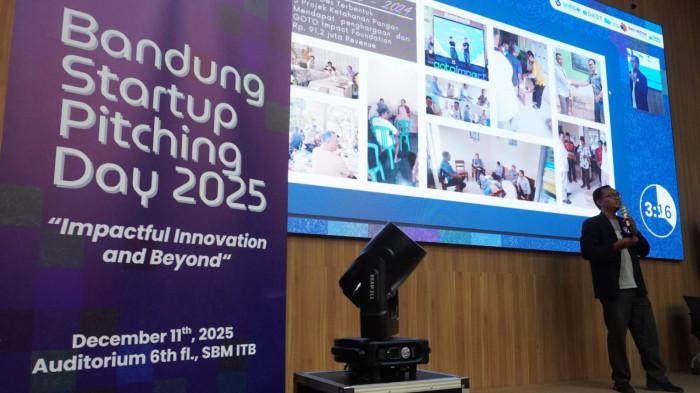 Salah satu peserta mempresentasikan model bisnis dan solusi teknologi mereka di hadapan audiens yang terdiri dari para investor terkemuka dan pemimpin industri pada gelaran Bandung Startup Pitching Day (BSPD) 2025 di Gedung Freeport SBM ITB, Kota Bandung, Jawa Barat, Kamis (11/12/2025).