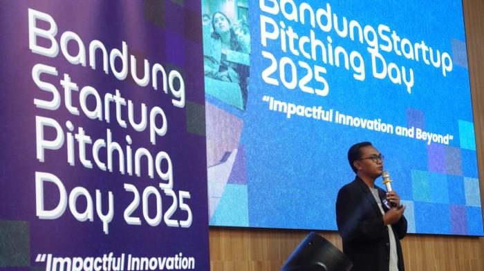 Salah satu peserta mempresentasikan model bisnis dan solusi teknologi mereka di hadapan audiens yang terdiri dari para investor terkemuka dan pemimpin industri pada gelaran Bandung Startup Pitching Day (BSPD) 2025 di Gedung Freeport SBM ITB, Kota Bandung, Jawa Barat, Kamis (11/12/2025).