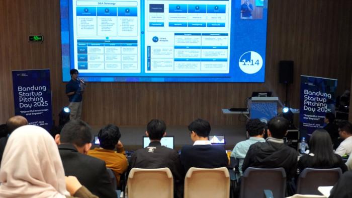 Salah satu peserta mempresentasikan model bisnis dan solusi teknologi mereka di hadapan audiens yang terdiri dari para investor terkemuka dan pemimpin industri pada gelaran Bandung Startup Pitching Day (BSPD) 2025 di Gedung Freeport SBM ITB, Kota Bandung, Jawa Barat, Kamis (11/12/2025).